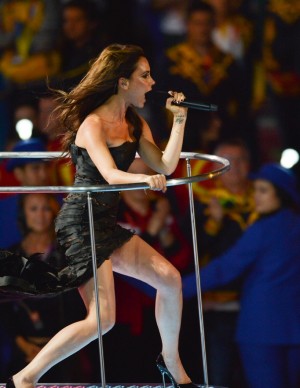 Cinq superbes gonzesses sexy mettent le stade olympique en fusion